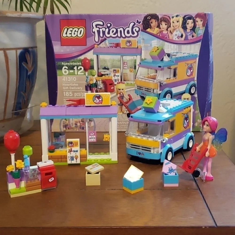 LEGO FRIENDS HEARTLAKE GIFT DELIVERY (RETIRED)